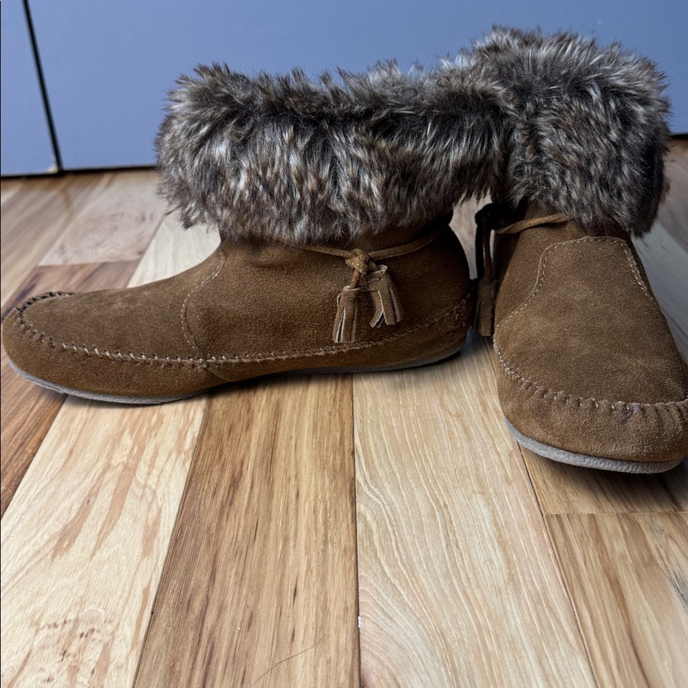 Minnetonka Faux Fur Trim Ankle Boots | Cozy Suede Moccasin Booties | Size 10 - Picture 4 of 10